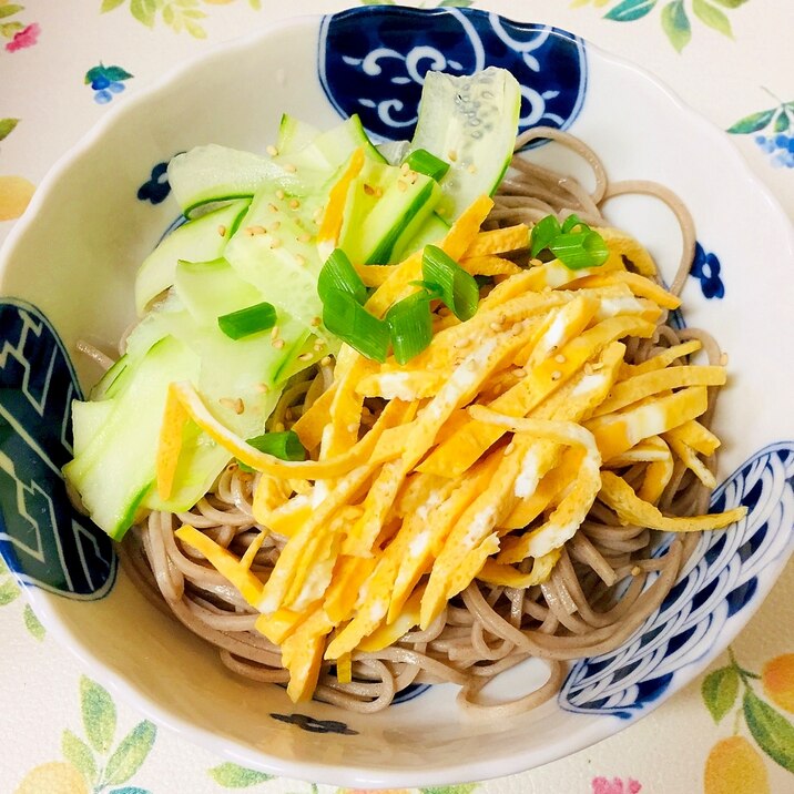 錦糸卵ときゅうり乗せ冷やし蕎麦